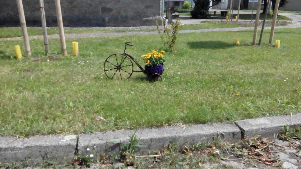 Blumendekoration "altes Fahrrad" in Gebesee an der kleinen Kirche gestohlen